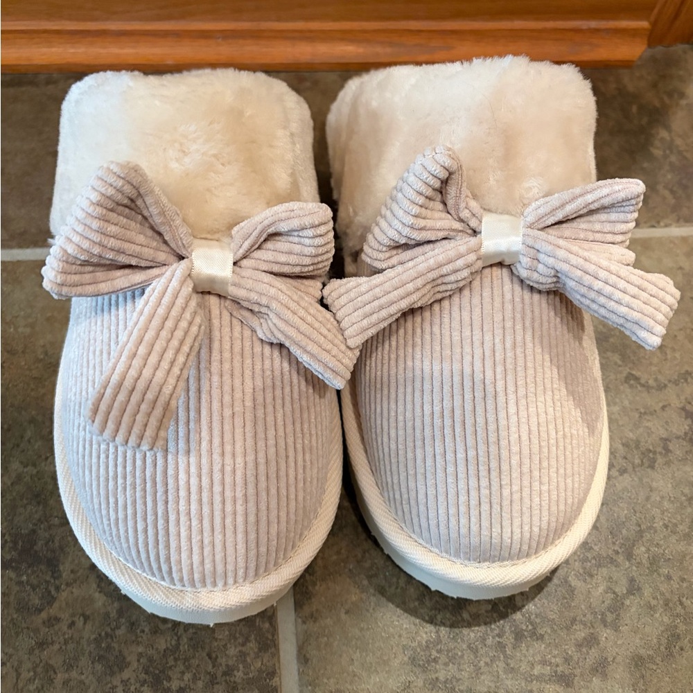 Minnetonka Beige Corduroy Slippers with Bow-Brand new
